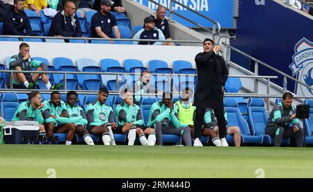 Cardiff, Royaume-Uni. 26 août 2023. Xisco Munoz, le Manager de Sheffield Wednesday, regarde depuis la ligne de touche. Match de championnat EFL Skybet, Cardiff City - Sheffield mercredi au Cardiff City Stadium à Cardiff, pays de Galles, le samedi 26 août 2023. Cette image ne peut être utilisée qu'à des fins éditoriales. Usage éditorial uniquement, photo par Andrew Orchard/Andrew Orchard photographie sportive/Alamy Live News crédit : Andrew Orchard photographie sportive/Alamy Live News Banque D'Images