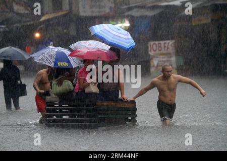 Bildnummer : 60372014 Datum : 20.08.2013 Copyright : imago/Xinhua (130820) -- QUEZON CITY, 20 août 2013 (Xinhua) -- les résidents utilisent un chariot en bois pour se déplacer dans une rue gorgée d'eau lors de fortes pluies de mousson à Quezon City, aux Philippines, le 20 août 2013. Au moins sept personnes sont mortes et plus de 600 000 ont été touchées par des inondations massives dans la région métropolitaine de Manille et dans d'autres parties des Philippines en raison des pluies de mousson du sud-ouest, a déclaré mardi un haut responsable du gouvernement. (Xinhua/Rouelle Umali) (syq) PHILIPPINES-QUEZON CITY-FLOOD PUBLICATIONxNOTxINxCHN Gesellschaft Naturkatastrophe Hochwasser Flut xcb x0x 2013 quer Banque D'Images