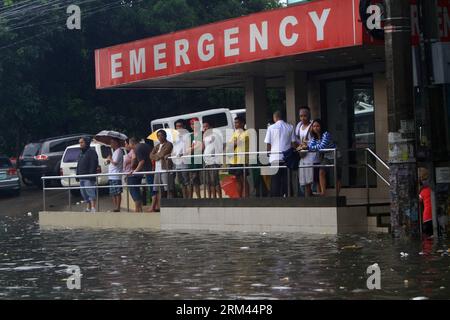 Bildnummer : 60372018 Datum : 20.08.2013 Copyright : imago/Xinhua (130820) -- QUEZON CITY, 20 août 2013 (Xinhua) -- les résidents se réfugient sous le toit d'un hôpital pendant la pluie de mousson à Quezon City, aux Philippines, le 20 août 2013. Au moins sept personnes sont mortes et plus de 600 000 ont été touchées par des inondations massives dans la région métropolitaine de Manille et dans d'autres parties des Philippines en raison des pluies de mousson du sud-ouest, a déclaré mardi un haut responsable du gouvernement. (Xinhua/Rouelle Umali) (syq) PHILIPPINES-QUEZON CITY-FLOOD PUBLICATIONxNOTxINxCHN Gesellschaft Naturkatastrophe Hochwasser Flut xcb x0x 2013 quer premiumd Banque D'Images