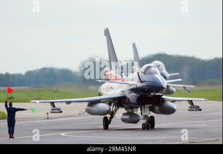 Bildnummer: 60380151  Datum: 20.08.2013  Copyright: imago/Xinhua A J-10 jet fighter of the Bayi Aerobatic Team of the Chinese People s Liberation Army (PLA) Air Force lands in an airport in Russia, on Aug. 20, 2013. The Bayi Aerobatic Team arrived at the Ramenskoye Airport in Moscow on Tuesday to stage its first overseas airshow with J-10 jet fighters at the 11th Moscow Airshow between Aug. 27 and Sept. 1. (Xinhua/Shen Jinke) J-10 fighters of the August 1st Aerobatics Team of the Chinese People s Liberation Army (PLA) Air Force arrive at an airport in Russia Aug. 20, 2013. The team of seven J- Stock Photo