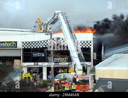 Bildnummer: 60385287  Datum: 23.08.2013  Copyright: imago/Xinhua (130823) -- WELLINGTON, Aug. 23, 2013 (Xinhua) -- Firemen try to extinguish fire from a burning factory in Petone of Wellington, New Zealand, Aug. 23, 2013. A fire fighter was injured in a fire that broke out at a racing car seat manufacturing plant in Wellington.(Xinhua/SNPA/Ross Setford)(zhf) NEW ZEALAND-WELLINGTON-FIRE PUBLICATIONxNOTxINxCHN Feuer Brand xns x0x 2013 quer premiumd      60385287 Date 23 08 2013 Copyright Imago XINHUA  Wellington Aug 23 2013 XINHUA firemen Try to extinguisher Fire from a Burning Factory in  of We Stock Photo