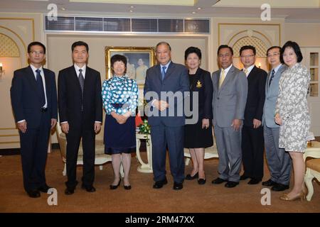 Bildnummer : 60393075 Datum : 26.08.2013 Copyright : imago/Xinhua (130826) -- BANGKOK, 26 août 2013 (Xinhua) -- Hou Yulan (3e L), secrétaire général adjoint du gouvernement municipal de Beijing, pose pour des photos avec le gouverneur de Bangkok Sukhumbhand Paribatra (4e L) à l'administration métropolitaine de Bangkok, Thaïlande, le 26 août 2013. (Xinhua/Rachen Sageamsask) THAÏLANDE-BANGKOK-CHINE-PÉKIN-RELATIONS PUBLICATIONxNOTxINxCHN personnes Politik x0x xmb 2013 quer 60393075 Date 26 08 2013 Copyright Imago XINHUA Bangkok août 26 2013 XINHUA Hou Yulan 3rd l Secrétaire général adjoint de la BEI Banque D'Images