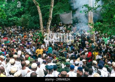 Bildnummer: 60393621  Datum: 23.08.2013  Copyright: imago/Xinhua Worshippers take part in the Osun Osogbo festival, or the river goddess festival, in Osogbo, capital of southwest Nigeria s Osun State, on Aug. 23, 2013. Every August in Osogbo, the festival presents an opportunity for the indigenes of Osogbo, their friends and well-wishers as well as fun-loving tourists to converge in town for the yearly celebration. The festival has gained a global recognition to such an extent that the Osun Grove was enlisted as a world heritage site in 2005. (Xinhua/Zhang Weiyi) NIGERIA-OSOGBO-RIVER GODDESS F Banque D'Images