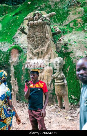 Bildnummer : 60393618 Datum : 23.08.2013 Copyright : imago/Xinhua Un vendeur se tient devant une statue pendant le festival Osun Osogbo, ou le festival de la déesse de la rivière, à Osogbo, capitale du sud-ouest du Nigeria de l'État Osun, le 23 août 2013. Chaque mois d’août à Osogbo, le festival offre l’occasion aux indigènes d’Osogbo, à leurs amis et sympathisants ainsi qu’aux touristes amateurs de plaisir de converger en ville pour la célébration annuelle. Le festival a acquis une reconnaissance mondiale à tel point que le bosquet d'Osun a été inscrit comme site du patrimoine mondial en 2005. (Xinhua/Zhang Weiyi) NIGERIA-OSO Banque D'Images