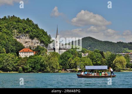 Bildnummer : 60400949 Datum : 12.06.2013 Copyright : imago/Xinhua (130828) -- PÉKIN , 28 août 2013 (Xinhua) -- Une promenade en bateau touristique sur le lac de Bled dans le nord-ouest de la Slovénie le 12 juin 2013. Le magnifique lac glaciaire est une destination touristique populaire à environ 55 km de la capitale Ljubljana. (Xinhua/Liu Jiang) SLOVÉNIE-LAC BLED-VIEW PUBLICATIONxNOTxINxCHN Reisen x0x xkg 2013 quer 60400949 Date 12 06 2013 Copyright Imago XINHUA Pékin août 28 2013 XINHUA un bateau touristique promenades SUR le lac de Bled dans le nord-ouest de la Slovénie LE 12 2013 juin le magnifique lac glaciaire EST un Touris populaire Banque D'Images