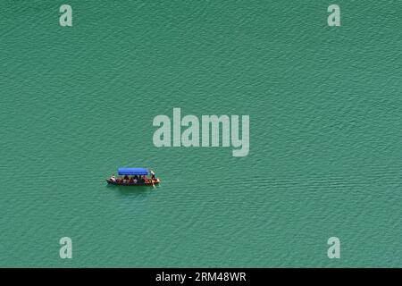 Bildnummer : 60400953 Datum : 12.06.2013 Copyright : imago/Xinhua (130828) -- PÉKIN , 28 août 2013 (Xinhua) -- Une promenade en bateau touristique sur le lac de Bled dans le nord-ouest de la Slovénie le 12 juin 2013. Le magnifique lac glaciaire est une destination touristique populaire à environ 55 km de la capitale Ljubljana. (Xinhua/Liu Jiang) SLOVÉNIE-LAC BLED-VIEW PUBLICATIONxNOTxINxCHN Reisen x0x xkg 2013 quer 60400953 Date 12 06 2013 Copyright Imago XINHUA Pékin août 28 2013 XINHUA un bateau touristique promenades SUR le lac de Bled dans le nord-ouest de la Slovénie LE 12 2013 juin le magnifique lac glaciaire EST un Touris populaire Banque D'Images