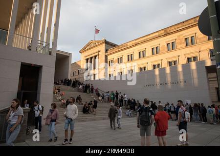 Berlin, Allemagne. 26 août 2023. Le 26 août 2023, Berlin s'est transformée en un pays des merveilles culturelles pour la ''Lange Nacht der Museen'' (longue nuit des musées), une nuit où 75 musées et institutions culturelles ont ouvert leurs portes pour 750 événements uniques à travers la ville. Les visiteurs explorent le musée de Pergame, un monument historique sur l'île aux musées de Berlin. Construit entre 1910 et 1930 sur ordre de l'empereur Guillaume II, le musée a été conçu par Alfred Messel et Ludwig Hoffmann dans le style classicisme dépouillé. Le musée, classé site du patrimoine, abrite un éventail d'objets anciens Banque D'Images