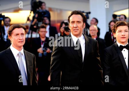 Bildnummer : 60414522 Datum : 30.08.2013 Copyright : imago/Xinhua (130830) -- VENISE, 30 août 2013 (Xinhua) -- l’acteur américain Nicolas cage (C), l’acteur Tye Sheridan (D) et le réalisateur David Gordon Green (L) posent sur le tapis rouge pour Joe lors du 70e Festival du film de Venise, au Lido de Venise, en Italie, le 30 août 2013. (Xinhua/Xu Nizhi) ITALIE-VENISE-FILM FESTIVAL-JOE PUBLICATIONxNOTxINxCHN People Entertainment x0x xkg 2013 quer 60414522 Date 30 08 2013 Copyright Imago XINHUA Venise août 30 2013 XINHUA U S acteur Nicolas cage C acteur Tye Sheridan r et réalisateur David Gordon Green l pose SUR le Red C. Banque D'Images