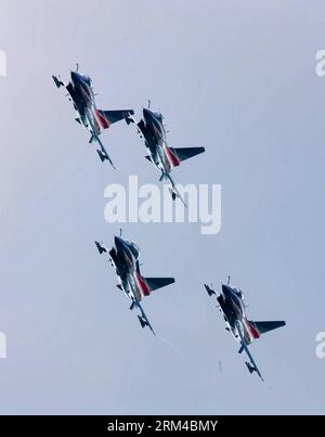 Bildnummer : 60419388 Datum : 26.08.2013 Copyright : imago/Xinhua (130901) -- MOSCOU, 1 septembre 2013 (Xinhua) -- la photo prise le 26 août 2013 montre un groupe chinois de chasseurs J-10 s'entraînant pour le MAKS 2013 International Aviation and Space Show à Joukovsky, près de Moscou, Russie. (Xinhua/Shi Xiaogang) (syq) RUSSIA-MOSCOW-AIR SHOW PUBLICATIONxNOTxINxCHN Gesellschaft x2x xkg 2013 hoch o0 Flugshow, Flugzeug, Militärflugzeug, Kampfflugzeug Flugstaffel 60419388 Date 26 08 2013 Copyright Imago XINHUA Moscou sept 1 2013 XINHUA photo prise LE 26 2013 août montre un groupe de vol chinois de Banque D'Images