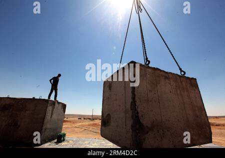 Bildnummer : 60435827 Datum : 04.09.2013 Copyright : imago/Xinhua AMMAN, 4 septembre 2013 (Xinhua) -- Un homme travaille dans le nouveau camp de réfugiés syriens d'Azraq, le troisième du genre, dans la ville d'Azraq, à 80 kilomètres à l'est de la capitale jordanienne Amman, le 4 septembre 2013. Le nouveau camp de réfugiés d’Azraq, qui est en construction sur une superficie totale de 850 hectares, est divisé en 12 villages, avec une capacité d’accueil pouvant atteindre 15 000 par village, selon un rapport publié par le Haut Commissariat des Nations Unies pour les réfugiés (HCR). (Xinhua/Mohammad Abu Ghosh) JORDANIE-AZRAQ-CAMP DE RÉFUGIÉS SYRIENS PUBLICATIONxNOTxINxCHN GES Banque D'Images