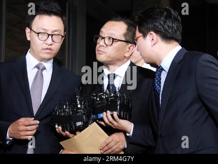 Bildnummer : 60457238 Datum : 10.09.2013 Copyright : imago/Xinhua (130910) -- SÉOUL, 10 septembre 2013. (Xinhua) -- Chun Jae-kook (C), le fils aîné de l ancien président sud-coréen Chun Doo-hwan, présente des excuses publiques avant d entrer dans le bureau du procureur pour révéler le plan de sa famille de rembourser l amende due à son père à Séoul, en Corée du Sud, le 10 septembre 2013. (Xinhua/Park Jin-hee)(rh) CORÉE DU SUD-SÉOUL-ANCIEN PRÉSIDENT-APOLOGY PUBLICATIONxNOTxINxCHN People Politik xdp x0x 2013 quer 60457238 Date 10 09 2013 Copyright Imago XINHUA Séoul sept 10 2013 XINHUA Chun Jae Kook C l'aîné Sun o Banque D'Images