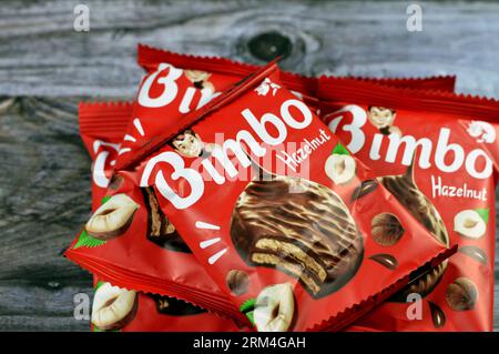 Le Caire, Egypte, août 21 2023 : Bimbo noisette avec biscuit à la crème au chocolat, biscuits savoureux et délicieux qui viennent avec une garniture crémeuse au chocolat. Fabriqué avec Banque D'Images