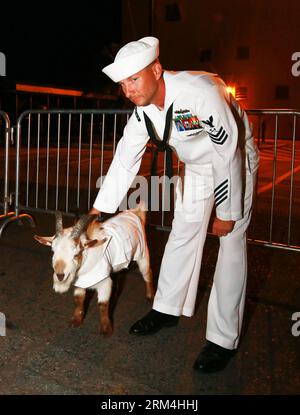 Bildnummer : 60466132 Datum : 08.09.2013 Copyright : imago/Xinhua (130912) -- HAWAII, -- Un officier de la marine tapote sa chèvre sur l'USS Lake Eriea au Pearl Harbor à Hawaii, aux États-Unis, le 8 septembre 2013. Pearl Harbor est situé sur l'île d'Oahu, Hawaï, à l'ouest d'Honolulu. Une grande partie du port et des terres environnantes est une base navale en eau profonde de la marine des États-Unis. C'est également le siège de la flotte du Pacifique des États-Unis. (Xinhua/Zha Chunming) (axy) U.S.-HAWAII-PEARL HARBOR PUBLICATIONxNOTxINxCHN Militär Marine xas x0x 2013 hoch 60466132 Date 08 09 2013 Copyright Imago XINHUA Hawaii Banque D'Images