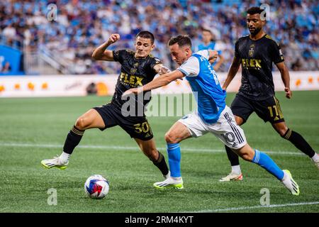 26 août 2023 : le défenseur du Los Angeles FC Sergi Palencia (30 ans) défend le milieu de terrain du Charlotte FC Brecht Dejaegere (10 ans) lors de la première moitié du match de la Major League Soccer au Bank of America Stadium de Charlotte, en Caroline du Nord. (Scott KinserCal Sport Media) (image de crédit : © Scott Kinser/Cal Sport Media) crédit : CAL Sport Media/Alamy Live News Banque D'Images