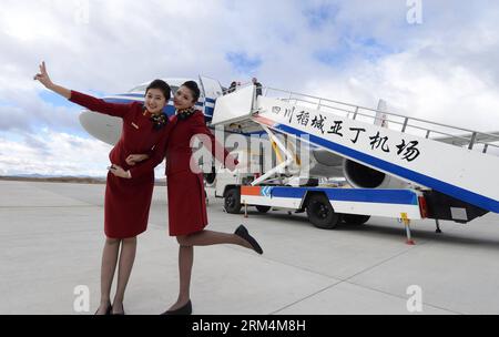 Bildnummer : 60480316 Datum : 16.09.2013 Copyright : imago/Xinhua (130916) -- DAOCHENG, 16 septembre 2013 (Xinhua) -- les hôtesses de l'air China posent à l'aéroport de Daocheng Yading, dans le comté de Daocheng, préfecture autonome tibétaine de Garzi, province du Sichuan sud-ouest de la Chine, le 16 septembre 2013, après l'arrivée du premier vol. L aéroport Daocheng Yading, l aéroport civil le plus altitudes au monde, a commencé à fonctionner lundi. Le temps de trafic entre le comté et la capitale provinciale de Chengdu est réduit de deux jours en bus à 65 minutes en avion lors de l'exploitation du nouvel aéroport. (Xinhua/Jiang Hon Banque D'Images