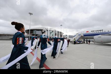 Bildnummer : 60480319 Datum : 16.09.2013 Copyright : imago/Xinhua (130916) -- DAOCHENG, 16 septembre 2013 (Xinhua) -- les membres du personnel de l'aéroport accueillent le premier avion arrivant à l'aéroport Daocheng Yading, dans le comté de Daocheng, préfecture autonome tibétaine de Garzi, province du Sichuan, sud-ouest de la Chine, le 16 septembre 2013. L aéroport Daocheng Yading, l aéroport civil le plus altitudes au monde, a commencé à fonctionner lundi. Le temps de trafic entre le comté et la capitale provinciale de Chengdu est réduit de deux jours en bus à 65 minutes en avion lors de l'exploitation du nouvel aéroport. (Xinhua/Jiang Hongjing) (zgp) C Banque D'Images