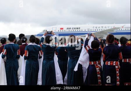 Bildnummer : 60480320 Datum : 16.09.2013 Copyright : imago/Xinhua (130916) -- DAOCHENG, 16 septembre 2013 (Xinhua) -- les membres du personnel de l'aéroport accueillent le premier avion arrivant à l'aéroport Daocheng Yading, dans le comté de Daocheng, préfecture autonome tibétaine de Garzi, province du Sichuan, sud-ouest de la Chine, le 16 septembre 2013. L aéroport Daocheng Yading, l aéroport civil le plus altitudes au monde, a commencé à fonctionner lundi. Le temps de trafic entre le comté et la capitale provinciale de Chengdu est réduit de deux jours en bus à 65 minutes en avion lors de l'exploitation du nouvel aéroport. (Xinhua/Jiang Hongjing) (zgp) C Banque D'Images