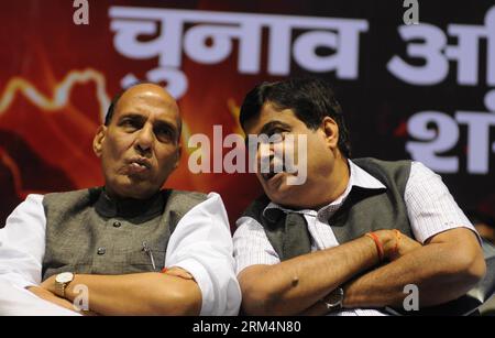 Bildnummer : 60491744 Datum : 17.09.2013 Copyright : imago/Xinhua (130918) -- NEW DELHI, 17 septembre 2013 (Xinhua) -- le chef du parti Bharatiya Janata (BJP) Rajnath Singh (L) et le chef du parti Nitin Gadkari assistent à un rassemblement électoral à New Delhi, Inde, le 17 septembre 2013. Le BJP a lancé sa campagne pour les prochaines élections législatives de Delhi mardi, coïncidant avec l anniversaire de Narenda Modi, la candidate du parti au poste de Premier ministre pour les élections générales de l an prochain. (Xinhua/Partha Sarkar) INDE-NEW DELHI-CAMPAGNE ÉLECTORALE PUBLICATIONxNOTxINxCHN People Politik x0x Banque D'Images