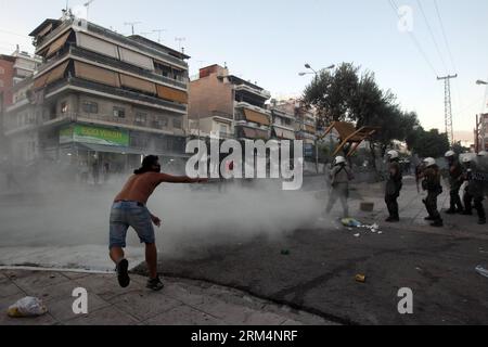 Bildnummer : 60495325 Datum : 18.09.2013 Copyright : imago/Xinhua (130918) -- ATHÈNES, 18 septembre 2013 (Xinhua) -- affrontements entre manifestants et police anti-émeute à Keratsini, 18 septembre 2013. Les affrontements entre manifestants et policiers se sont étendus à Keratsini, Peiraius, en raison du meurtre du rappeur antifasciste grec Paul Fyssas hier soir, qui est lié au parti néo-fasciste Chryssi Avgi (Aube dorée). Se sont rassemblés à l'endroit où le meurtre a eu lieu, criant et criant contre le parti Aube dorée et les forces de police. (Xinhua/Marios Lolos) GRÈCE-UNREST-PROTEST-POLICE-EXT Banque D'Images