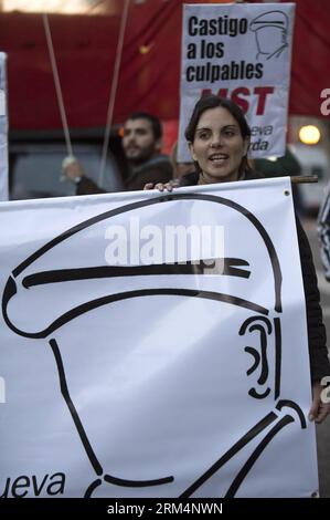 Bildnummer : 60495330 Datum : 18.09.2013 Copyright : imago/Xinhua BUENOS AIRES, , 18 septembre 2013 - des membres d'organisations sociales et politiques de gauche participent à une marche pour marquer le 7e anniversaire de la disparition de Julio Lopez, à Buenos Aires, Argentine, le 18 septembre 2013. Julio Lopez, qui a été arrêté et désapué pendant la dernière dictature Argentine, était devenu le témoin dans la piste contre les anciens policiers Miguel Etchecolatz, quand il a été arrêté et désapué pour la deuxième fois en 2006, le jour des allégations de condamnation d'Etchecolatz pour crime de génocide. (Xinhua/Mar Banque D'Images