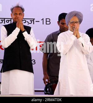 Bildnummer : 60510506 Datum : 21.09.2013 Copyright : imago/Xinhua (130922) -- JAIPUR, 21 septembre 2013 (Xinhua) -- le Premier ministre indien Manmohan Singh (à droite) et le ministre en chef du Rajasthan Ashok Gehlot (à gauche) geste lors de la cérémonie de pose de la première pierre de la voie souterraine du métro de Jaipur à Jaipur, en Inde, le 21 septembre 2013. (Xinhua/Stringer) INDE-JAIPUR-PM-FONDATION CÉRÉMONIE DE POSE DE PIERRE PUBLICATIONxNOTxINxCHN personnes Politik xdp x0x 2013 quadrat premiumd 60510506 Date 21 09 2013 Copyright Imago XINHUA Jaipur sept 21 2013 premiers ministres indiens XINHUA Manmohan Singh r et Ministe en chef du Rajasthan Banque D'Images