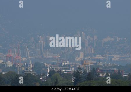Vancouver, Canada. 26 août 2023. Les bâtiments sont enveloppés de brume dans le centre-ville de Vancouver, Colombie-Britannique, Canada, 26 août 2023. Samedi, le Grand Vancouver a poursuivi un avis sur la qualité de l'air pour la région métropolitaine de Vancouver en raison de la forte concentration de particules fines causée par la fumée des feux de forêt qui se propagent à travers la Colombie-Britannique. Crédit : Liang Sen/Xinhua/Alamy Live News Banque D'Images
