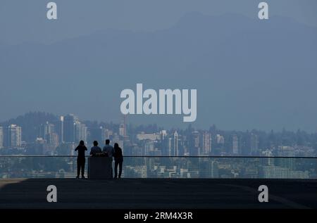 Vancouver, Canada. 26 août 2023. Les gens se rassemblent sur le front de mer dans la brume au centre-ville de Vancouver, Colombie-Britannique, Canada, 26 août 2023. Samedi, le Grand Vancouver a poursuivi un avis sur la qualité de l'air pour la région métropolitaine de Vancouver en raison de la forte concentration de particules fines causée par la fumée des feux de forêt qui se propagent à travers la Colombie-Britannique. Crédit : Liang Sen/Xinhua/Alamy Live News Banque D'Images