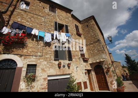 Bildnummer : 60528690 Datum : 25.09.2013 Copyright : imago/Xinhua touristes marchent devant les maisons des résidents locaux à côté de la muraille de la ville de Pienza, Italie, 25 septembre 2013. C'est dans cette ville toscane que les concepts d'urbanisme de la Renaissance ont été mis en pratique pour la première fois après que le pape Pie II a décidé, en 1459, de transformer l'apparence de son lieu de naissance. Il choisit l'architecte Bernardo Rossellino, qui applique les principes de son mentor, Leon Battista Alberti. Cette nouvelle vision de l'espace urbain a été réalisée sur la superbe place connue sous le nom de Piazza Pio II et les bâtiments autour d'elle : le Palais Piccolomini, le Borgia Pal Banque D'Images