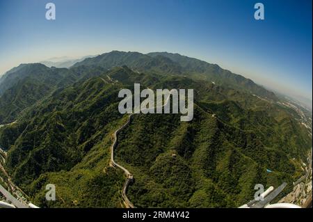Bildnummer : 60531848 Datum : 26.09.2013 Copyright : imago/Xinhua (130927) -- BEIJING, 26 septembre 2013 (Xinhua) -- photo prise sur un hélicoptère 407GX de Bell Helicopter, un fabricant d'hélicoptères de renommée mondiale, montre la vue de la Grande Muraille lors de la 15e exposition de l'aviation à Beijing, capitale de la Chine, le 26 septembre 2013. (Xinhua/Yang Guang) (ry) CHINA-BEIJING-AVIATION EXPO (CN) PUBLICATIONxNOTxINxCHN xas x0x 2013 quer 60531848 Date 26 09 2013 Copyright Imago XINHUA Beijing sept 26 2013 XINHUA photo prise SUR un hélicoptère de Bell Helicopter un fabricant d'hélicoptères bien connu du monde montre le Banque D'Images