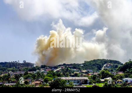 Bildnummer : 60532624 Datum : 26.09.2013 Copyright : imago/Xinhua (130927) -- SANTA CATARINA, 26 septembre 2013 (Xinhua) -- de la fumée monte après un incendie dans un entrepôt de féculents à Sao Francisco do Sul, état de Santa Catarina, Brésil, le 26 septembre 2013. Plus de 100 personnes ont été admises à l'hôpital après qu'un entrepôt d'engrais ait pris feu dans une petite ville brésilienne, ont déclaré mercredi les autorités locales. Le gouvernement de l'État a d'abord déclaré que la fumée n'était pas toxique, mais a admis plus tard que la fumée était légèrement toxique et modérément dangereuse, causant une irritation de la peau, des yeux, des muqueuses et de la gorge. (Xinhua/ Banque D'Images