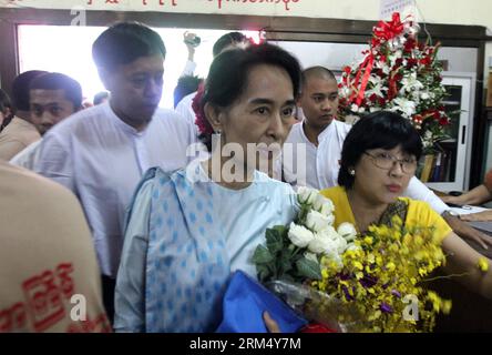 Bildnummer : 60534151 Datum : 27.09.2013 Copyright : imago/Xinhua (130927) -- YANGON, 27 septembre 2013 (Xinhua) -- Aung San Suu Kyi (front), dirigeante de la Ligue nationale pour la démocratie (NLD) du Myanmar, arrive pour assister à une cérémonie marquant le 25e anniversaire de la fondation de la NLD au siège social du parti à Yangon, Myanmar, le 27 septembre 2013. Aung San Suu Kyi, dirigeante du parti d'opposition du Myanmar, la NLD, a appelé vendredi les membres de son parti à s'efforcer de construire une nation authentique et pleinement démocratique. (Xinhua/U Aung) (dzl) MYANMAR-YANGON-AUNG SAN SUU KYI-NLD PARTI-25E ANNIVERSAIRE PUBLICATIONxNOTxI Banque D'Images