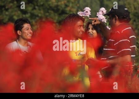 Bildnummer : 60535113 Datum : 27.09.2013 Copyright : imago/Xinhua (130927) -- SRINAGAR, 27 septembre 2013 (Xinhua) -- les touristes s'amusent dans le jardin Nishat à Srinagar, capitale d'été du Cachemire contrôlé par l'Inde, 27 septembre 2013. Vendredi marque la Journée mondiale du tourisme. Grâce au lac Dal et aux jardins moghols, Srinagar est l'une des destinations touristiques les plus populaires du Cachemire sous contrôle indien. (Xinhua/Zheng Huansong) CACHEMIRE-SRINAGAR-TOURISME PUBLICATIONxNOTxINxCHN Gesellschaft xdp x0x 2013 quer 60535113 Date 27 09 2013 Copyright Imago XINHUA Srinagar sept 27 2013 touristes XINHUA E Banque D'Images