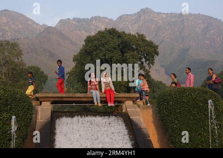 Bildnummer : 60535112 Datum : 27.09.2013 Copyright : imago/Xinhua (130927) -- SRINAGAR, 27 septembre 2013 (Xinhua) -- les touristes s'amusent dans le jardin Nishat à Srinagar, capitale d'été du Cachemire contrôlé par l'Inde, 27 septembre 2013. Vendredi marque la Journée mondiale du tourisme. Grâce au lac Dal et aux jardins moghols, Srinagar est l'une des destinations touristiques les plus populaires du Cachemire sous contrôle indien. (Xinhua/Zheng Huansong) CACHEMIRE-SRINAGAR-TOURISME PUBLICATIONxNOTxINxCHN Gesellschaft xdp x0x 2013 quer 60535112 Date 27 09 2013 Copyright Imago XINHUA Srinagar sept 27 2013 touristes XINHUA E Banque D'Images