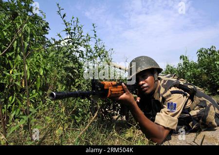 Bildnummer : 60538593 Datum : 28.09.2013 Copyright : imago/Xinhua (130928) -- JAMMU, 28 septembre 2013 (Xinhua) -- un soldat paramilitaire indien prend position lors d'une opération de recherche à Diyalachak près du village de Hiranagar, à environ 50 kilomètres de Jammu, la capitale hivernale du Cachemire contrôlé par les Indiens, le 28 septembre 2103. La police indienne, les forces paramilitaires et l'armée ont lancé une opération de recherche massive à Diyalachak après que les villageois ont affirmé avoir aperçu des militants dans la région, deux jours après que des militants ont attaqué un poste de police à Kathua et un camp militaire à Samba. (Xinhua/Stringer) KASHMIR-JAMMU-SEARCH OPE Banque D'Images
