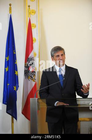 Bildnummer : 60550020 Datum : 01.10.2013 Copyright : imago/Xinhua (131001) -- VIENNE, 1 octobre 2013 (Xinhua) -- le vice-chancelier autrichien Michael Spindelegger assiste à une conférence de presse dans le bureau du chancelier à Vienne, Autriche, le 1 octobre 2013. Le président autrichien Heinz Fischer a nommé l'ancien gouvernement comme gouvernement intérimaire mardi. (Xinhua/Qian Yi) (dzl) AUTRICHE-VIENNE-GOUVERNEMENT INTÉRIMAIRE PUBLICATIONxNOTxINxCHN People Politik x0x xkg 2013 hoch premiumd 60550020 Date 01 10 2013 Copyright Imago XINHUA Vienne OCT 1 2013 XINHUA Vice Chancelier autrichien Michael Spindle Egger présent Banque D'Images