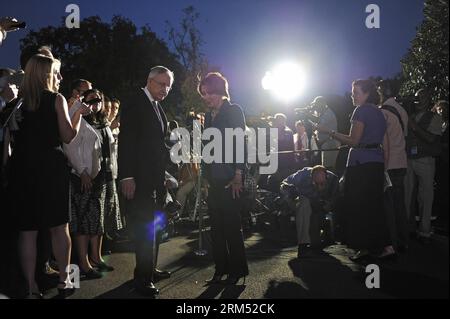 Bildnummer : 60554611 Datum : 02.10.2013 Copyright : imago/Xinhua (131003) -- WASHINGTON, 3 octobre 2013 (Xinhua) -- la leader démocrate de la Chambre des communes américaine Nancy Pelosi (centre de droite) et le leader de la majorité sénatoriale Harry Reid (centre de gauche) rencontrent la presse après des entretiens avec le président BarackxObama à la Maison Blanche à Washington le 2 octobre 2013. BarackxObama a rencontré mercredi les quatre principaux dirigeants du Congrès à la Maison Blanche pour exhorter les législateurs à rouvrir le gouvernement et à relever le plafond de la dette américaine. (Xinhua/Zhang Jun) US-WASHINGTON-PRESIDENT-CONGRESS LEADERS-MEETING PUBLICATIONxNOTxINxCHN People Politik xns x1x 2013 quer Banque D'Images