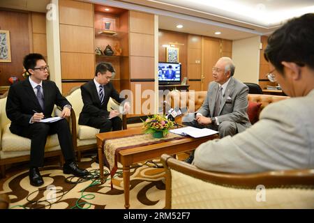 Bildnummer : 60556326 Datum : 02.10.2013 Copyright : imago/Xinhua (131003) -- KUALA LUMPUR, 2 octobre 2013 (Xinhua) -- le Premier ministre de Malaisie Najib Razak (3e, L) est interviewé par les médias chinois à Kuala Lumpur, Malaisie, le 2 octobre 2013. (Xinhua/Chong Voon Chung) (yc) MALAISIE-KUALA LUMPUR-PREMIER MINISTRE PUBLICATIONxNOTxINxCHN People xas x0x 2013 quer premiumd 60556326 Date 02 10 2013 Copyright Imago XINHUA Kuala Lumpur OCT 2 2013 XINHUA Malaisie S Premier ministres Najib Razak 3rd l EST interviewé par les médias chinois à Kuala Lumpur Malaisie OCT 2 2013 XINHUA Chong Voon Chung Malaisie Kuala Lum Banque D'Images