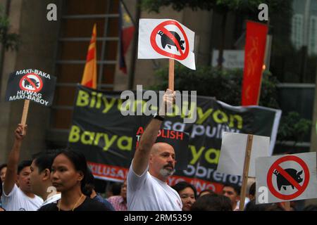 Bildnummer : 60560658 Datum : 04.10.2013 Copyright : imago/Xinhua (131004) -- MAKATI CITY, 4 octobre 2013 (Xinhua) -- des manifestants brandissent des pancartes lors d'un rassemblement de protestation contre l'utilisation abusive de fonds gouvernementaux dans la ville de Makati, Philippines, le 4 octobre 2013. Des milliers de manifestants se rassemblent pour exiger la suppression des fonds gouvernementaux destinés à des projets de développement par des législateurs connus sous le nom de Pork Barrel. Le scandale du Pork Barrel a été révélé après la reddition de Janet Lim Napoles, une riche femme d'affaires qui aurait volé d'énormes quantités de fonds de développement gouvernementaux, appelé dérision Pork-Barrel f Banque D'Images