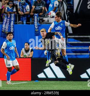 26 août 2023 : le milieu de terrain du Charlotte FC Benjamin Bender (15 ans) bat le milieu de terrain du Los Angeles FC Mateusz Bogusz (19 ans) pour la tête lors de la seconde moitié du match de Major League Soccer au Bank of America Stadium à Charlotte, en Caroline du Nord. (Scott KinserCal Sport Media) crédit : CAL Sport Media/Alamy Live News Banque D'Images