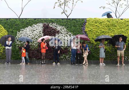 Bildnummer : 60565941 Datum : 06.10.2013 Copyright : imago/Xinhua (131006) -- SHANGHAI, 6 octobre 2013 (Xinhua) -- les touristes se réfugient sous la pluie au Bund étranger de Shanghai, dans l'est de la Chine, le 6 octobre 2013. Le département météorologique de Shanghai a émis une alerte bleue dimanche alors que le typhon Fitow apporterait tempête et tempête de pluie à Shanghai dans les prochaines 24 heures. (Xinhua/Lai Xinlin) (zgp) CHINA-SHANGHAI-TYPHOON FITOW-ALERT (CN) PUBLICATIONxNOTxINxCHN Gesellschaft xbs x2x 2013 quer o0 Wetter Regen Regenschirm 60565941 Date 06 10 2013 Copyright Imago XINHUA Shanghai OCT 6 2013 touristes XINHUA Tak Banque D'Images