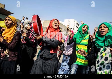 Bildnummer : 60566582 Datum : 06.10.2013 Copyright : imago/Xinhua (131006) -- LE CAIRE, 6 octobre 2013 (Xinhua) -- des manifestants crient des slogans dans le district d'Al-Mohandeseen, au Caire, marquant le 40e anniversaire de la guerre israélo-arabe de 1973, le 6 octobre 2013. Quinze morts et plus de 80 personnes ont été blessées dans des affrontements qui ont éclaté entre la sécurité et les partisans de la Fraternité lors des célébrations du 40e anniversaire de la guerre d octobre 6, a rapporté dimanche la télévision d Etat, citant une source du ministère de la Santé. (Xinhua/Amru Salahuddien) ÉGYPTE-LE CAIRE-ANNIVERSAIRE-AFFRONTEMENTS PUBLICATIONxNOTxINxCHN Gesellschaft D Banque D'Images