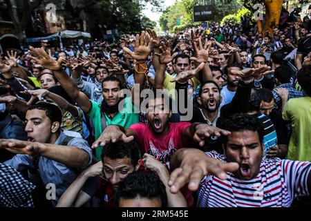 Bildnummer : 60566584 Datum : 06.10.2013 Copyright : imago/Xinhua (131006) -- LE CAIRE, 6 octobre 2013 (Xinhua) -- des manifestants crient des slogans dans le district d'Al-Mohandeseen, au Caire, marquant le 40e anniversaire de la guerre israélo-arabe de 1973, le 6 octobre 2013. Quinze morts et plus de 80 personnes ont été blessées dans des affrontements qui ont éclaté entre la sécurité et les partisans de la Fraternité lors des célébrations du 40e anniversaire de la guerre d octobre 6, a rapporté dimanche la télévision d Etat, citant une source du ministère de la Santé. (Xinhua/Amru Salahuddien) ÉGYPTE-LE CAIRE-ANNIVERSAIRE-AFFRONTEMENTS PUBLICATIONxNOTxINxCHN Gesellschaft D Banque D'Images