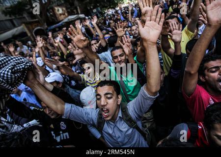 Bildnummer : 60566583 Datum : 06.10.2013 Copyright : imago/Xinhua (131006) -- LE CAIRE, 6 octobre 2013 (Xinhua) -- des manifestants crient des slogans dans le district d'Al-Mohandeseen, au Caire, marquant le 40e anniversaire de la guerre israélo-arabe de 1973, le 6 octobre 2013. Quinze morts et plus de 80 personnes ont été blessées dans des affrontements qui ont éclaté entre la sécurité et les partisans de la Fraternité lors des célébrations du 40e anniversaire de la guerre d octobre 6, a rapporté dimanche la télévision d Etat, citant une source du ministère de la Santé. (Xinhua/Amru Salahuddien) ÉGYPTE-LE CAIRE-ANNIVERSAIRE-AFFRONTEMENTS PUBLICATIONxNOTxINxCHN Gesellschaft D Banque D'Images