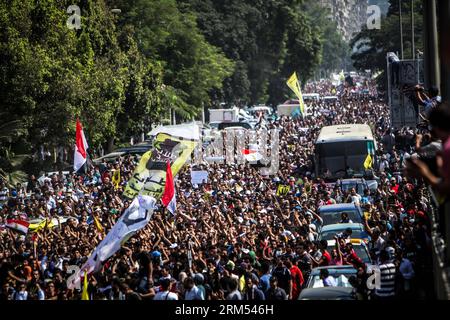 Bildnummer : 60566585 Datum : 06.10.2013 Copyright : imago/Xinhua (131006) -- LE CAIRE, 6 octobre 2013 (Xinhua) -- des manifestants défilent dans le district d'Al-Mohandeseen, au Caire, pour marquer le 40e anniversaire de la guerre israélo-arabe de 1973, le 6 octobre 2013. Quinze morts et plus de 80 personnes ont été blessées dans des affrontements qui ont éclaté entre la sécurité et les partisans de la Fraternité lors des célébrations du 40e anniversaire de la guerre d octobre 6, a rapporté dimanche la télévision d Etat, citant une source du ministère de la Santé. (Xinhua/Amru Salahuddien) EGYPTE-LE CAIRE-ANNIVERSAIRE-AFFRONTEMENTS PUBLICATIONxNOTxINxCHN Gesellschaft Demo Prot Banque D'Images