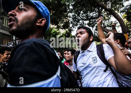 Bildnummer : 60566586 Datum : 06.10.2013 Copyright : imago/Xinhua (131006) -- LE CAIRE, 6 octobre 2013 (Xinhua) -- des manifestants crient des slogans dans le district d'Al-Mohandeseen, au Caire, marquant le 40e anniversaire de la guerre israélo-arabe de 1973, le 6 octobre 2013. Quinze morts et plus de 80 personnes ont été blessées dans des affrontements qui ont éclaté entre la sécurité et les partisans de la Fraternité lors des célébrations du 40e anniversaire de la guerre d octobre 6, a rapporté dimanche la télévision d Etat, citant une source du ministère de la Santé. (Xinhua/Amru Salahuddien) ÉGYPTE-LE CAIRE-ANNIVERSAIRE-AFFRONTEMENTS PUBLICATIONxNOTxINxCHN Gesellschaft D Banque D'Images