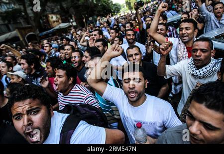 Bildnummer : 60566587 Datum : 06.10.2013 Copyright : imago/Xinhua (131006) -- LE CAIRE, 6 octobre 2013 (Xinhua) -- des manifestants crient des slogans dans le district d'Al-Mohandeseen, au Caire, marquant le 40e anniversaire de la guerre israélo-arabe de 1973, le 6 octobre 2013. Quinze morts et plus de 80 personnes ont été blessées dans des affrontements qui ont éclaté entre la sécurité et les partisans de la Fraternité lors des célébrations du 40e anniversaire de la guerre d octobre 6, a rapporté dimanche la télévision d Etat, citant une source du ministère de la Santé. (Xinhua/Amru Salahuddien) ÉGYPTE-LE CAIRE-ANNIVERSAIRE-AFFRONTEMENTS PUBLICATIONxNOTxINxCHN Gesellschaft D Banque D'Images