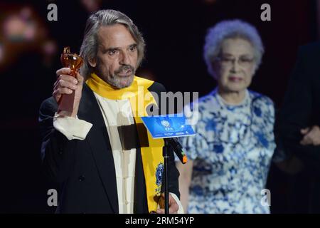 MACAO, le 7 octobre 2013 - l'acteur britannique Jeremy irons L reçoit le prix Lifetime Achievement Award lors de la cérémonie de remise des 10e Huading Awards, la cérémonie de sortie de l'enquête de satisfaction des célébrités du monde du divertissement, à Macao, dans le sud de la Chine, le 7 octobre 2013. Xinhua/Cheong Kam Ka wr CHINA-MACAO-HUADING AWARDS CN PUBLICATIONxNOTxINxCHN Banque D'Images