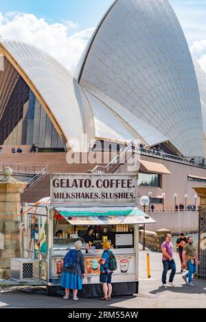 People buying Gelato and coffee at a food trailer near the Sydney Opera House in Australia Banque D'Images
