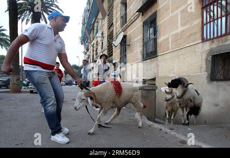 Bildnummer : 60587209 Datum : 10.10.2013 Copyright : imago/Xinhua un algérien tire ses moutons pour le prochain festival musulman Eid al-Adha à Alger le 10 octobre 2013. Les musulmans se préparent à célébrer l'Aïd al-Adha en abattant des chèvres, des moutons, des chameaux et du bétail. (Xinhua/Mohamed Kadri) ALGÉRIE-ALGER-EID AL-ADHA-PREPARATION PUBLICATIONxNOTxINxCHN Gesellschaft xsp x0x 2013 quer 60587209 Date 10 10 2013 Copyright Imago XINHUA à l'homme algérien tirer ses moutons pour le prochain Festival musulman serment Al Adha à Alger OCT 10 2013 musulmans se préparent à célébrer le serment Al Adha en massacrant les chèvres S. Banque D'Images