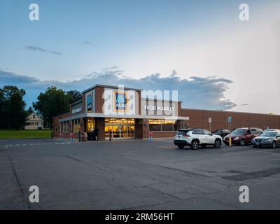 Yorkville, New York - 22 août 2023 : vue panoramique du marché alimentaire Aldi. Banque D'Images